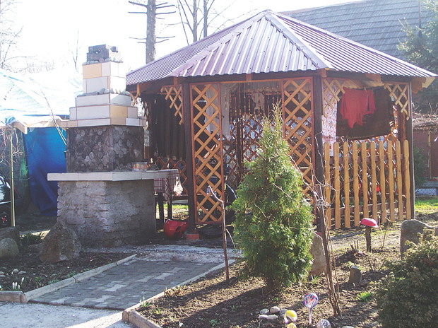 Wybudowanie grilla z kominkiem nie jest zbyt trudne. Wystarczy zgromadzić odpowiednie materiały. 