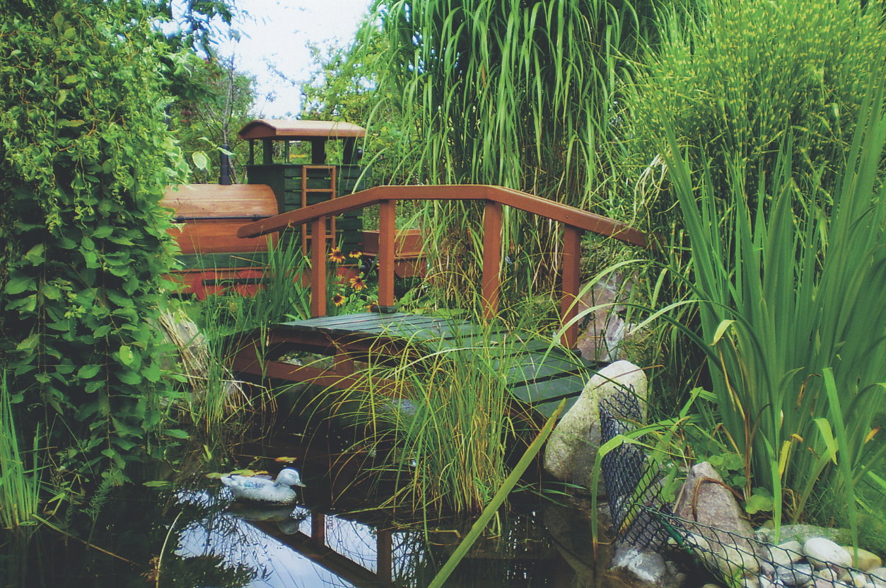 Aby konstrukcja była trwała, trzeba użyć drewnianych pali. Wbite głęboko w ziemię, dadzą solidną podstawę dla mostka. 
