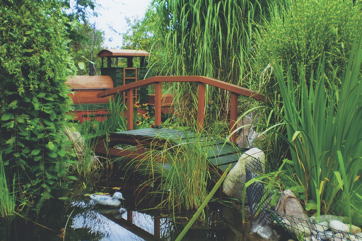 Aby konstrukcja była trwała, trzeba użyć drewnianych pali. Wbite głęboko w ziemię, dadzą solidną podstawę dla mostka.