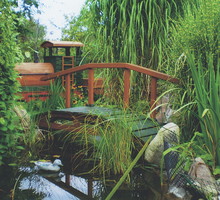 Aby konstrukcja była trwała, trzeba użyć drewnianych pali. Wbite głęboko w ziemię, dadzą solidną podstawę dla mostka.