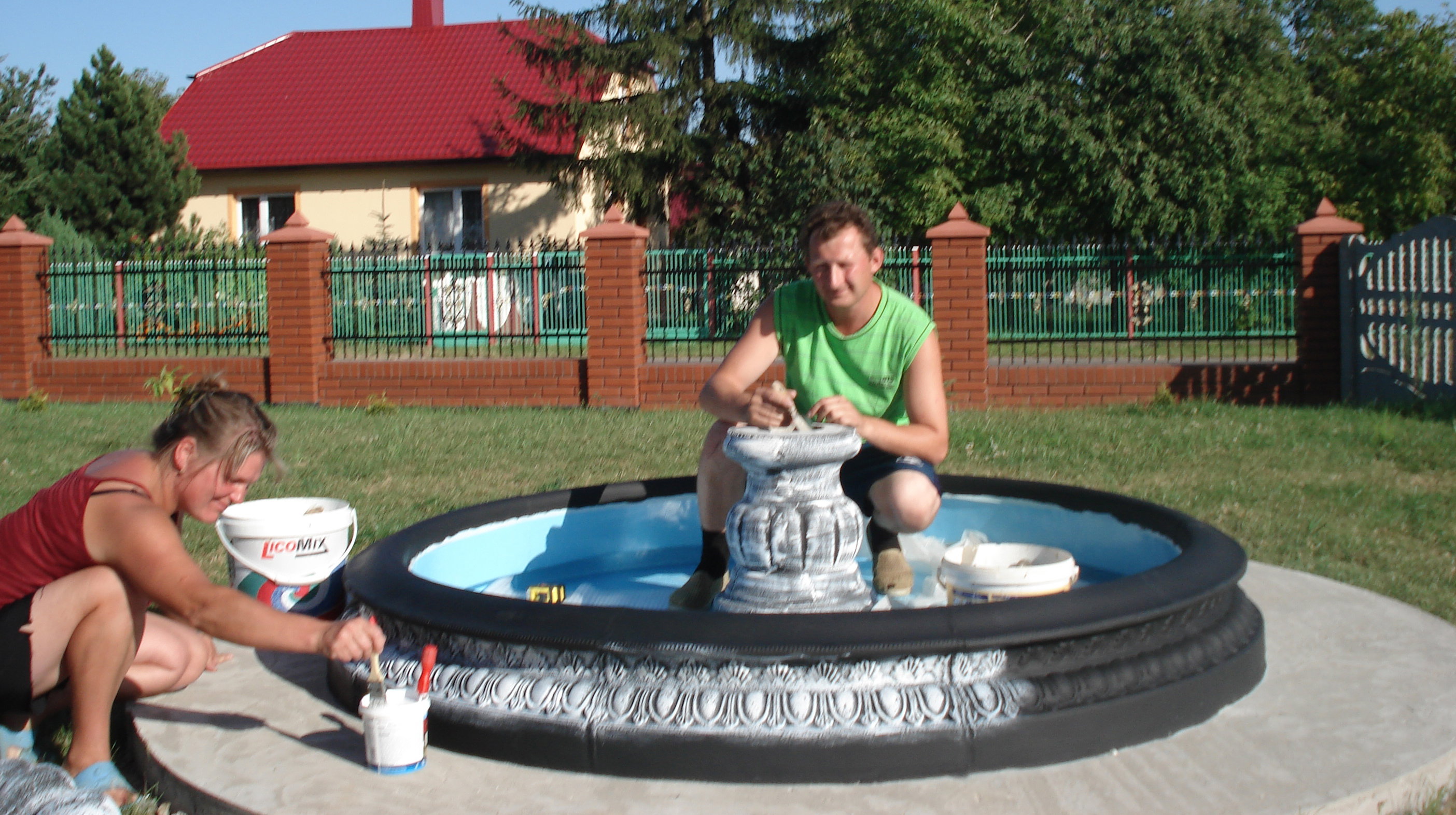 „Antyczny styl uzyskaliśmy, malując fontannę najpierw na czarno, a potem przecierając ją na biało”, pisze Grzegorz Mazur
