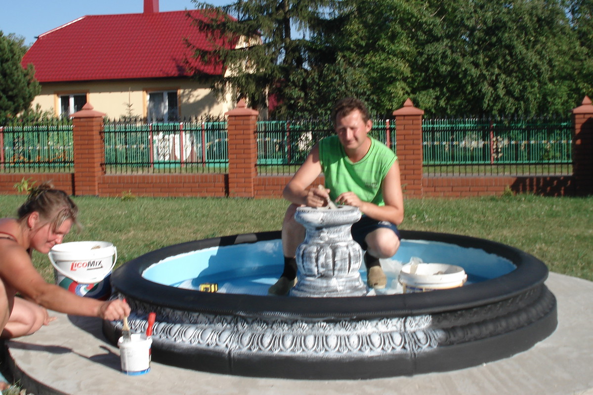 „Antyczny styl uzyskaliśmy, malując fontannę najpierw na czarno, a potem przecierając ją na biało”, pisze Grzegorz Mazur