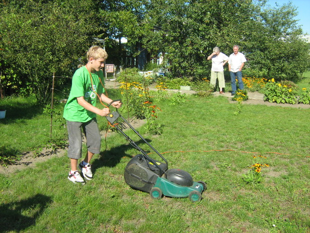 BABCIA I WUJEK ODPOCZYWAJĄ A BRATANEK PRACUJE !