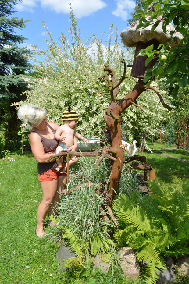 Babcia oprowadza Maję po ogrodzie.