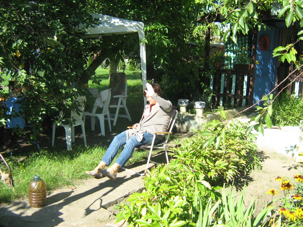 BRATOWA ODPOCZYWA OD PRACY I BIESIADY PRZY STOLE !