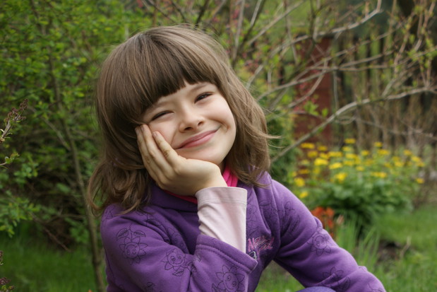 Co roku cieszymy się z przepięknej purpury szafirków które aż kuszą by kucnąć i sprawdzić czy pachną a przy okazji zrobić zdjęcie tak jak uśmiechnięta Daria:)