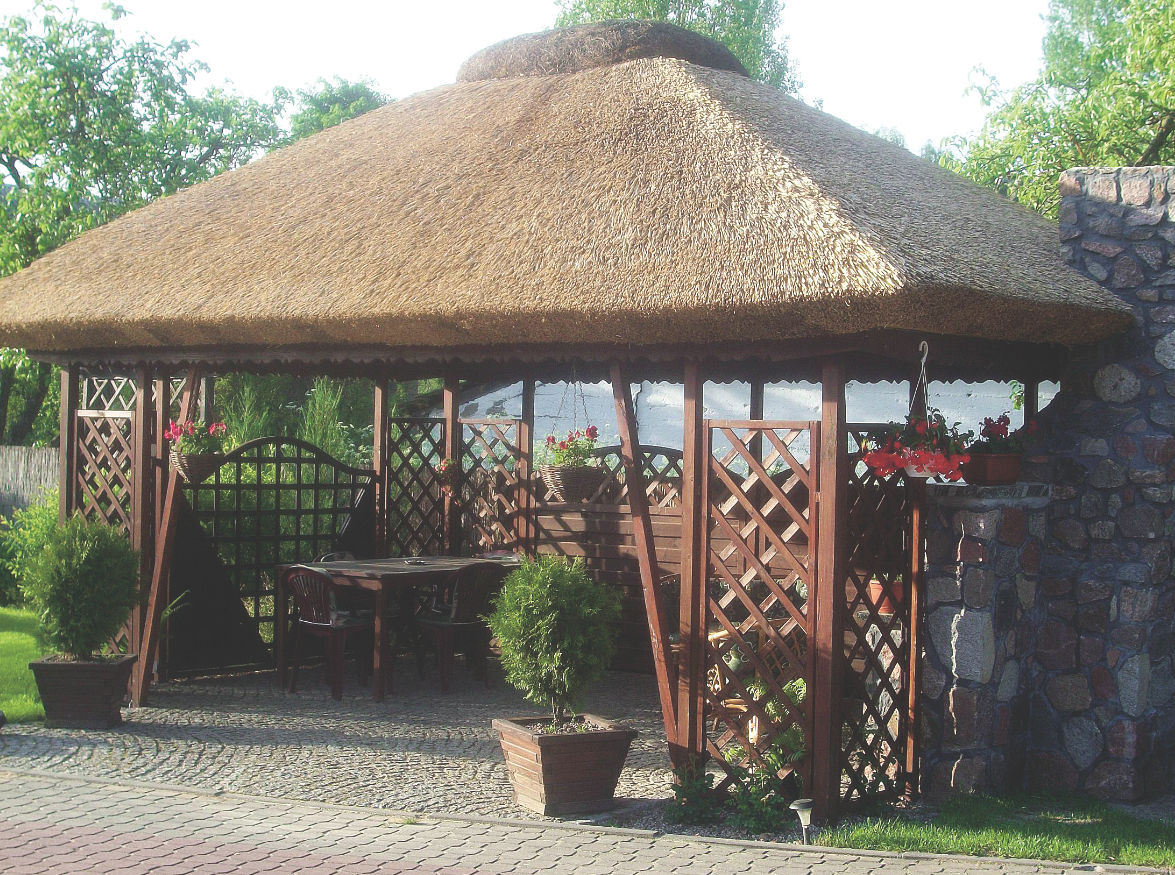 Dach ze strzechy nie wymaga konserwacji. Starzeje się w sposób naturalny, co widać po ciemniejszym kolorze wraz z upływem lat.