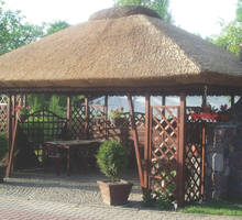 Dach ze strzechy nie wymaga konserwacji. Starzeje się w sposób naturalny, co widać po ciemniejszym kolorze wraz z upływem lat.