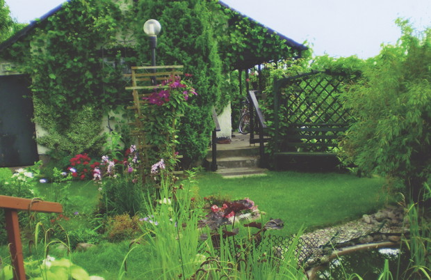 Drewniane elementy warto pobejcować.