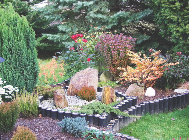 Dzięki plastikowej palisadzie można uzyskać efekt kaskadowych rabat.
