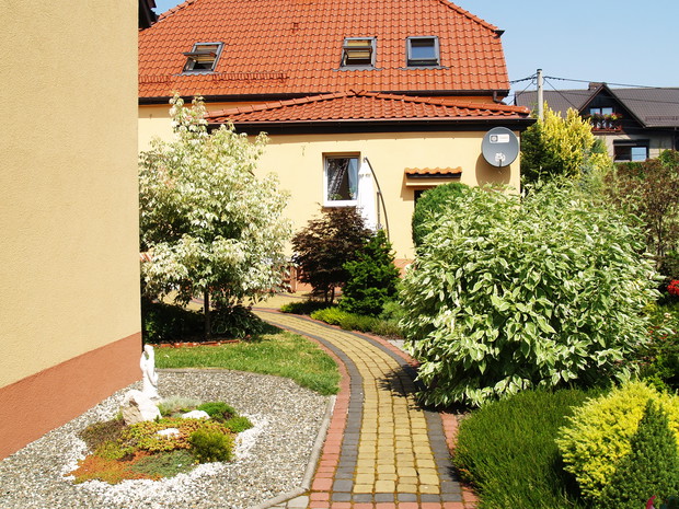 Figurka buddy na małej wysepce jako element aranżacji w stylu japońskim