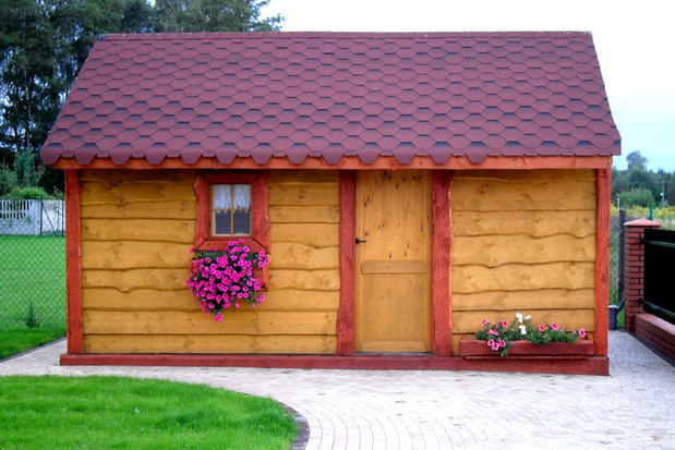 Funkcjonalność drewutni polega na tym, że oprócz składowiska opału jest ona także schowkiem
na narzędzia ogrodnicze