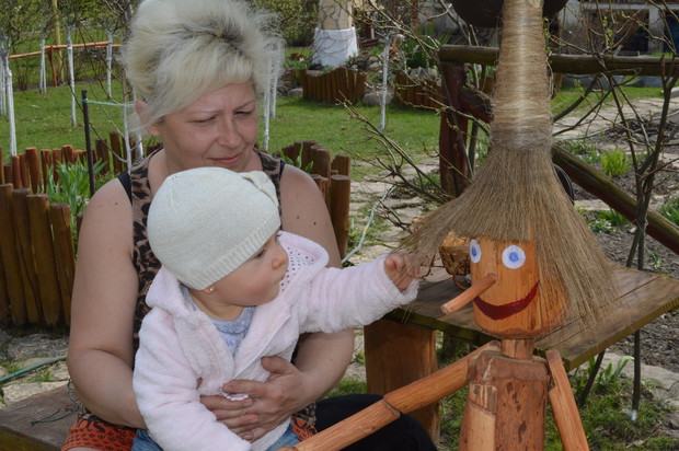 Gdy wiosna w ogrodzie nastała Maja z Pinokiem się zakolegowała.