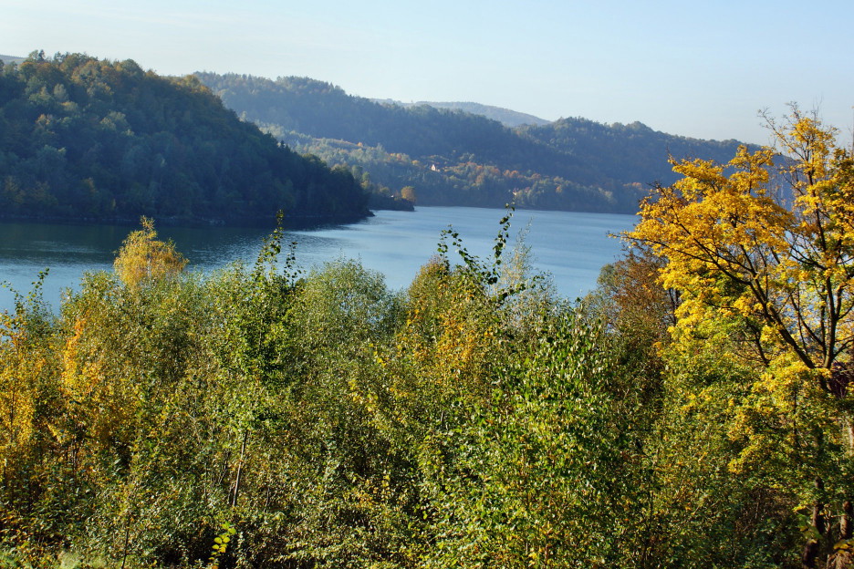 Górskie jezioro /jezioro rożnowskie/