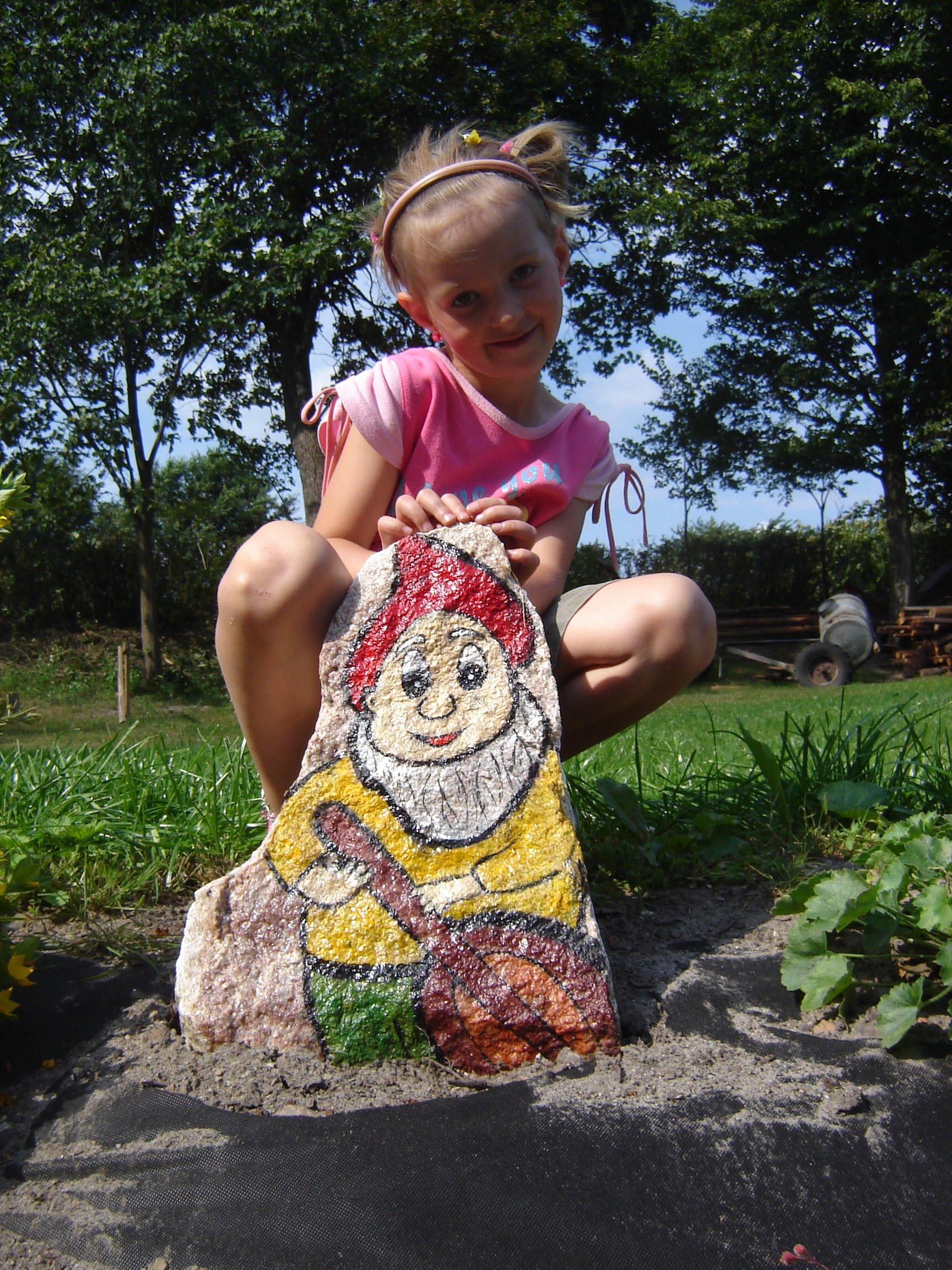 Krasnoludek z gitarą  - namalowany farbą akrylową  na łupanym kamieniu.