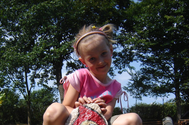 Krasnoludek z gitarą - namalowany farbą akrylową na łupanym kamieniu.