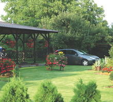 Kwiatowe wyspy najlepiej prezentują się na tle przystrzyżonej murawy.