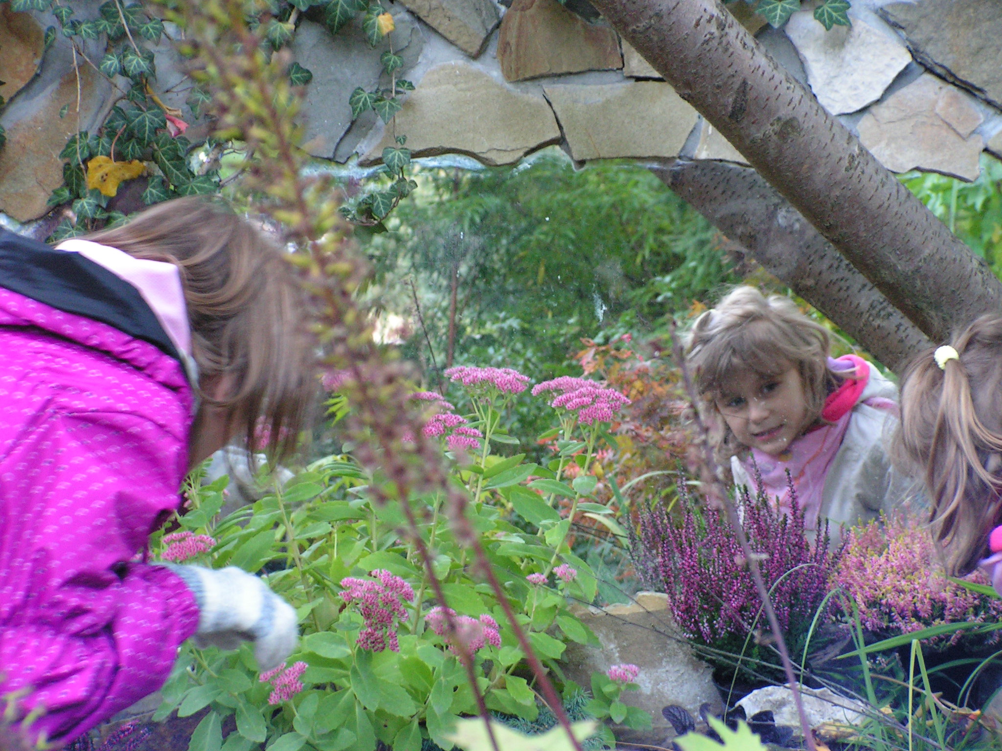 Lustro dla dziewczyny to ważna rzecz, nawet w ogrodzie  :)