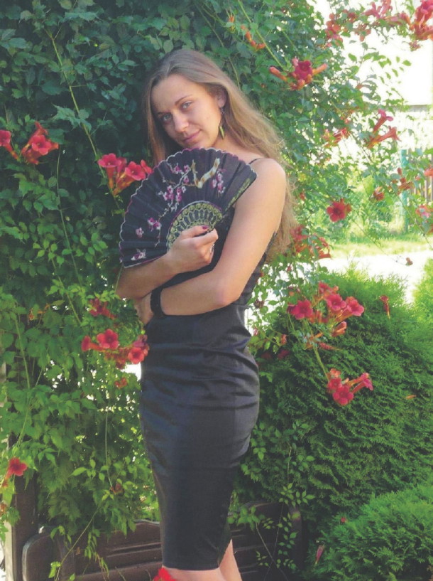 Małgorzata Dutka chętnie pozuje pośród dekoracyjnych kwiatów milina.