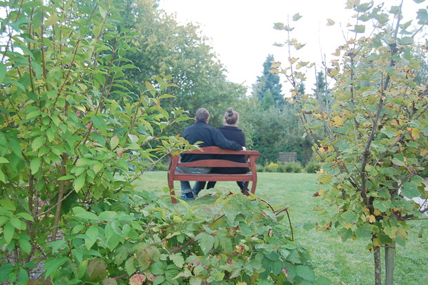 Mąż i córka w ogrodzie