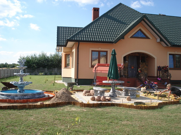 Montując misy, dbałem o to, by każda była wypoziomowana. Minimalne odchylenie sprawiłoby, że woda nie przelewałaby się równomiernie.
