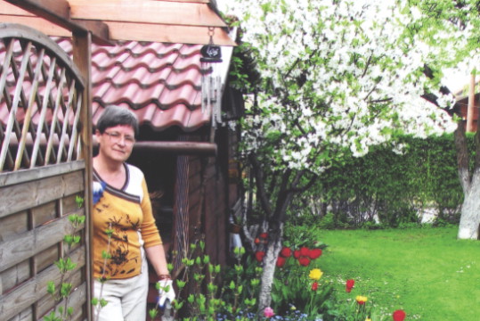 „Mówię o sobie herod-baba, bo sama piłuję, przekopuję, tnę lub układam kamienie”.
