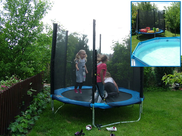 Na trampolinie razem z dziećmi kuzynki i kuzyna, po skakaniu mogą skorzystać z kąpieli, gdyż zaraz obok stoi basen