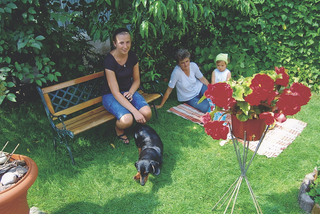 Na wypielęgnowanym trawniku wypoczywa cała rodzina.