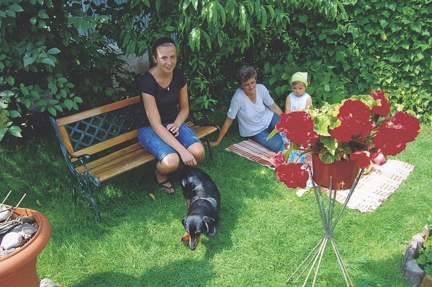 Na wypielęgnowanym trawniku wypoczywa cała rodzina.