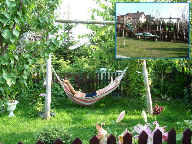 Odpoczynek w zaciszu drzew owocowych, a zarazem na placu zabaw, po zdjęciu hamaka, można powiesić huśtawki, obok jest piaskownica i zjeżdżalnia