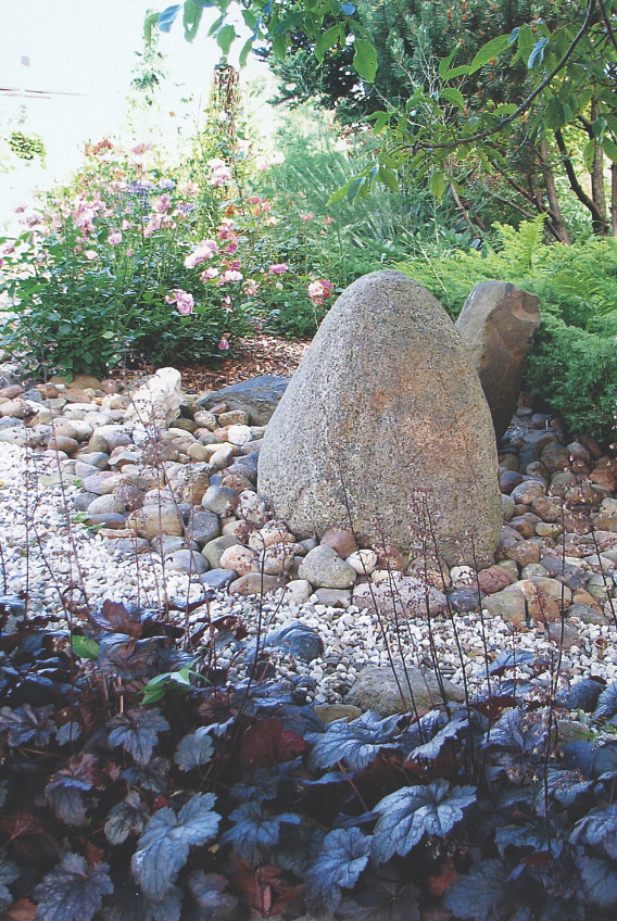 Otoczaki pozostały z rozbiórki pobliskiej starej fabryki.