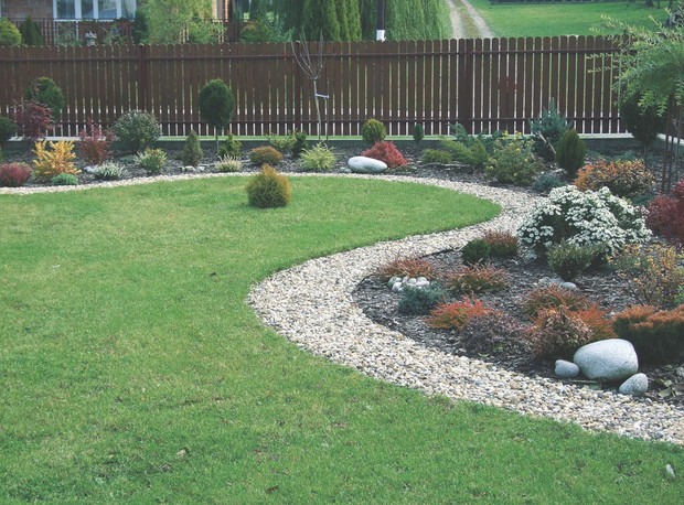 Przed zimą warto mocno skosić trawnik. Będzie odporniejszy na śniegową pleśń.

