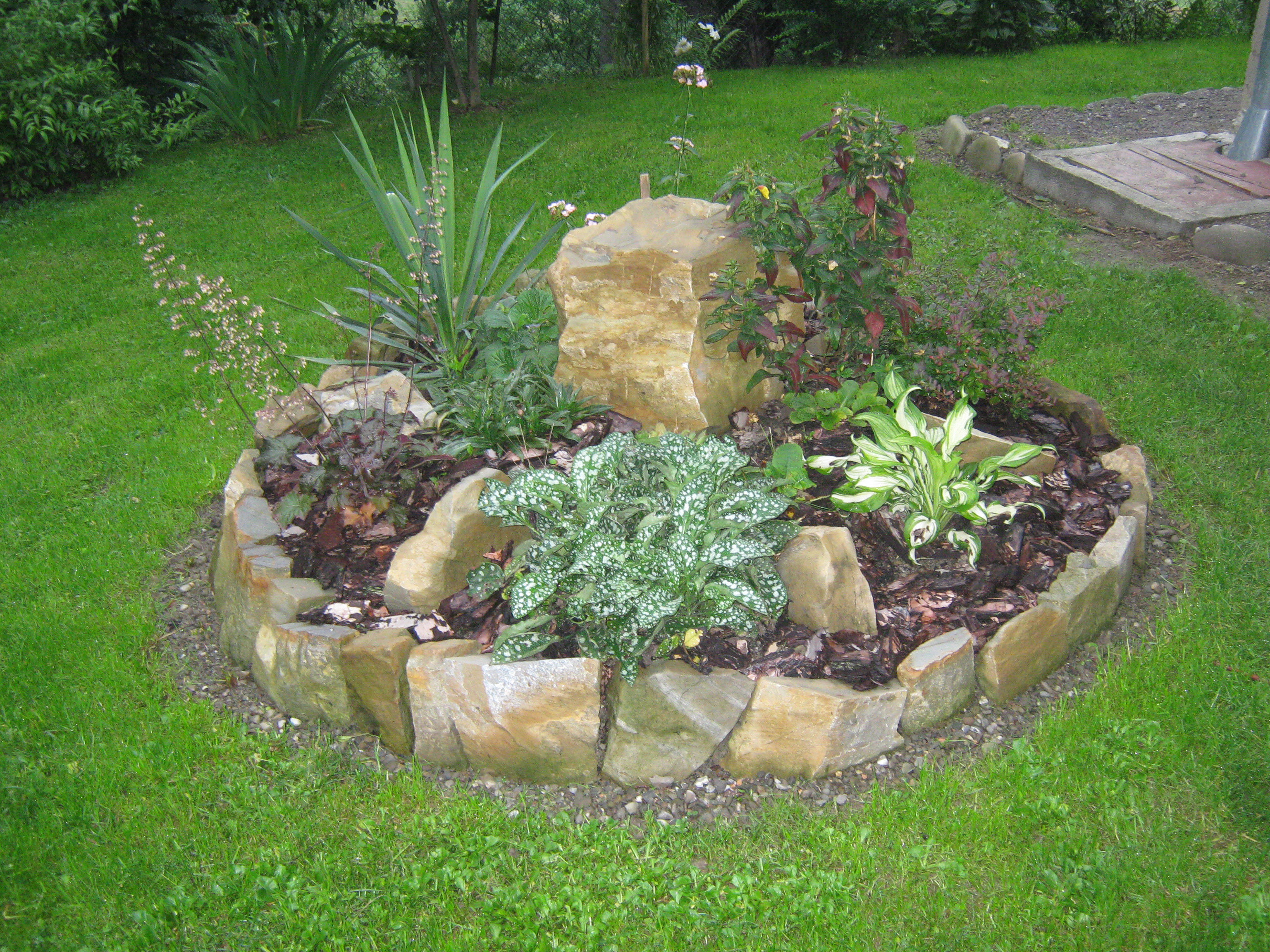 Prześliczny klombik na trawniku.