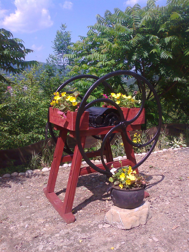 Sieczkarnia dawne urządzenie , które stało w szopie zakurzone dziś jest niepowtarzalną dekoracją ogrodu.