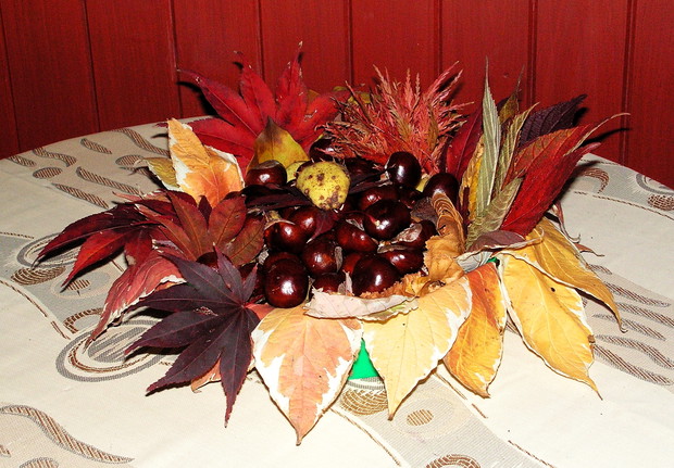 Stroik zrobiony z liści i kasztanów