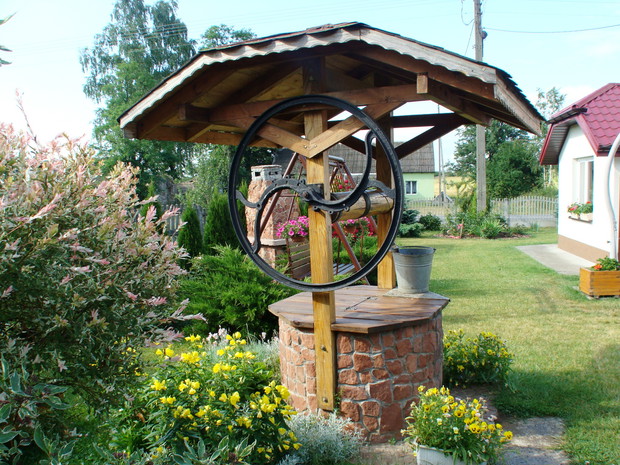 Studnia z prawdziwego zdarzenia czerpiemy z niej wode do picia i podlewania