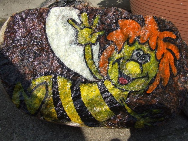 szeroko uśmiechnięta pszczółka Maja