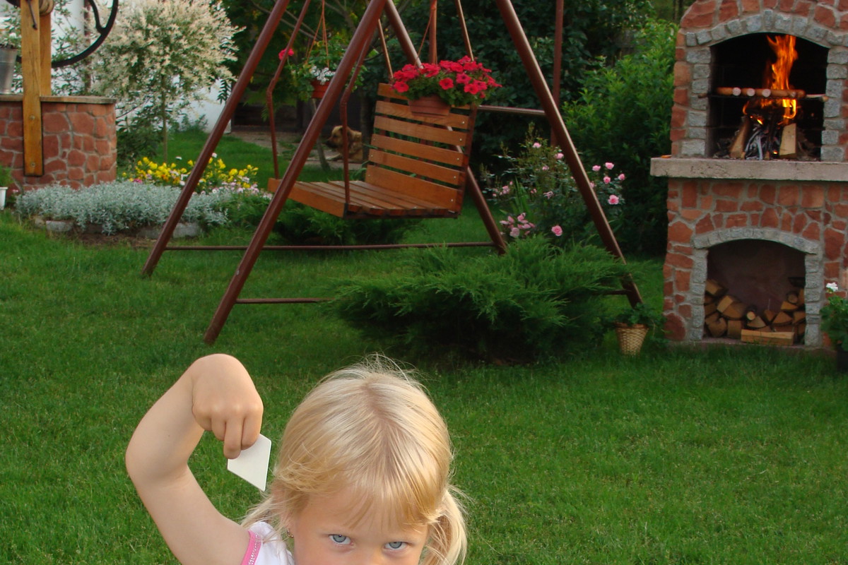 Taka jest silna moja córeczka po pracach w ogrodzie,gdzie chętnie pomaga mamie a kiełbaska z grilla własnoręcznie budowanego będzie najwiekszą nagrodą;)