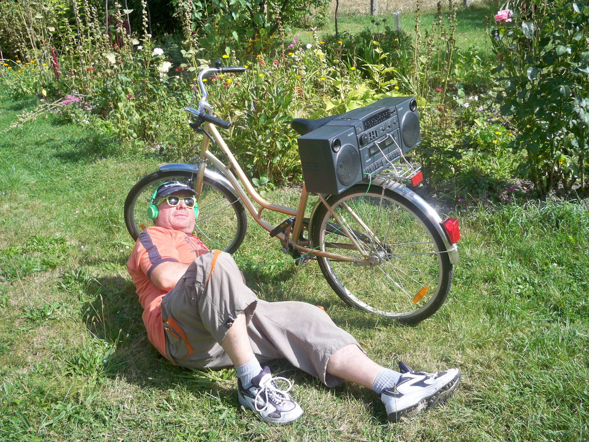 Tata przyłapany w ogrodowym zaciszu :)