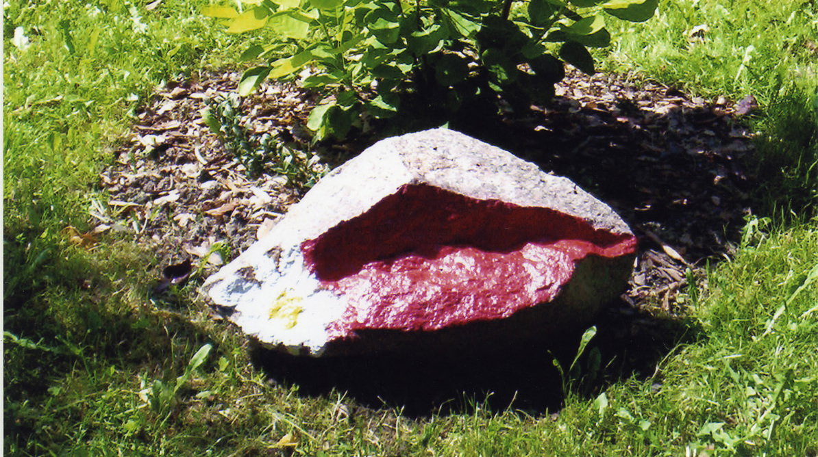 „Usta ogrodu” swoje miejsce znalazły pod perukowcem 
'Golden Spirit'