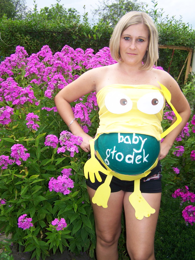 W błogosławionym stanie mama wśród kwiatów sobie stanie.