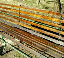 „Wspólnie z mężem zdecydowaliśmy, że ławkę pomalujemy nie farbą, a lakierobejcą, która dekoruje i przy okazji chroni drewno”