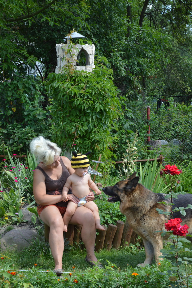 Z babcią wśród klombu.