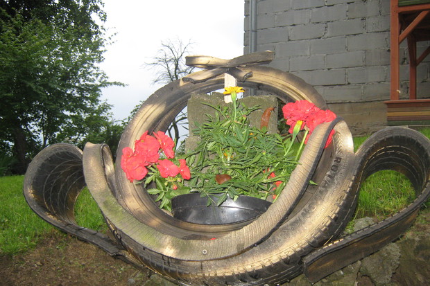 Zużyta opona. Parę cięc boschem , puszka farby w sprayu i przepiękna donica kosz na kwiaty.