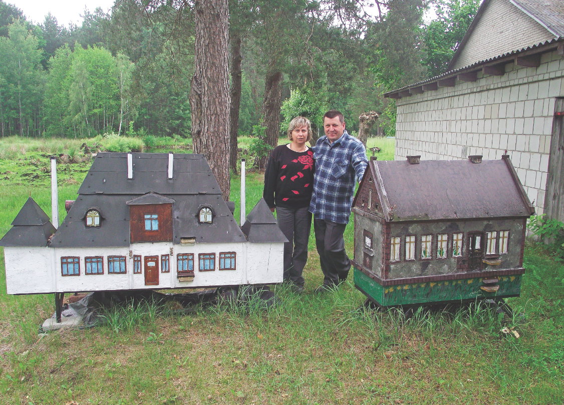 Chlubą pasieki Małgorzaty i Franciszka Woźniaków jest dwór z Siedmiorogowa i miniatura rodzinnego domu z Domanic.