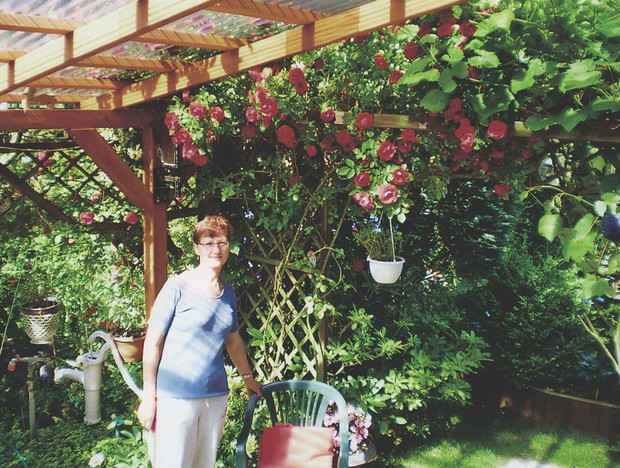 Cienista pergola to wspaniałe miejsce wypoczynku po pracy. Obrastają ją wybujałe róże pnące oraz krzewy winorośli.