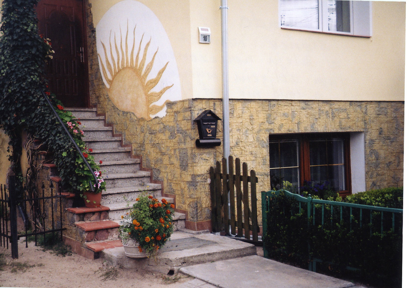 „Decydując się na samodzielne wykonanie elewacji, poniosłam tylko stosunkowo nieduże koszty materiałów: UNI-Gruntu, białej zaprawy klejowej i pigmentu”, pisze Lidia Nowakowska.