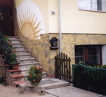 „Decydując się na samodzielne wykonanie elewacji, poniosłam tylko stosunkowo nieduże koszty materiałów: UNI-Gruntu, białej zaprawy klejowej i pigmentu”, pisze Lidia Nowakowska.