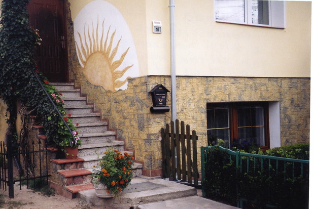 „Decydując się na samodzielne wykonanie elewacji, poniosłam tylko stosunkowo nieduże koszty materiałów: UNI-Gruntu, białej zaprawy klejowej i pigmentu”, pisze Lidia Nowakowska.