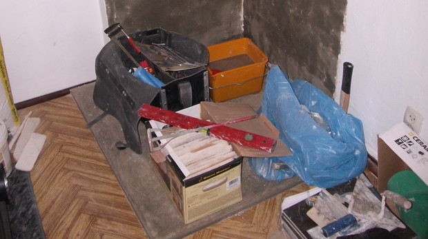 „Do układania płytek przyda się szpachla, brzeszczot, krzyżyki dystansowe i poziomica”.